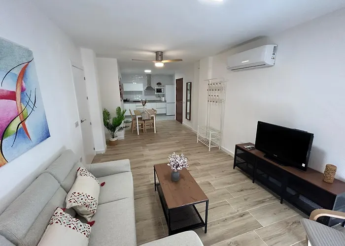 Modern And Bright Close To The Station アパート