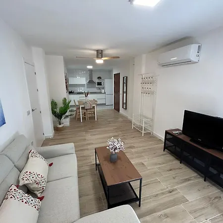 Modern And Bright Close To The Station Apartment